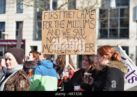 Bristol, Regno Unito. 4 febbraio 2017. Manifestanti marzo attraverso il centro della città la dimostrazione contro il presidente statunitense Donald Trump. Diverse migliaia di manifestanti hanno marciato in opposizione al Presidente Trump pianificate UK visita di stato e il suo ordine esecutivo il divieto di viaggiare per gli Stati Uniti da sette paesi a maggioranza musulmana. Foto Stock