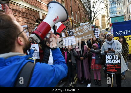 Bristol, Regno Unito. 4 febbraio 2017. Manifestanti marzo attraverso il centro della città la dimostrazione contro il presidente statunitense Donald Trump. Diverse migliaia di manifestanti hanno marciato in opposizione al Presidente Trump pianificate UK visita di stato e il suo ordine esecutivo il divieto di viaggiare per gli Stati Uniti da sette paesi a maggioranza musulmana. Credito: 1000 parole/Alamy Live News. Foto Stock