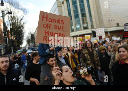 Bristol, Regno Unito. 4 febbraio 2017. Manifestanti marzo attraverso il centro della città la dimostrazione contro il presidente statunitense Donald Trump. Diverse migliaia di manifestanti hanno marciato in opposizione al Presidente Trump pianificate UK visita di stato e il suo ordine esecutivo il divieto di viaggiare per gli Stati Uniti da sette paesi a maggioranza musulmana. Credito: 1000 parole/Alamy Live News. Foto Stock