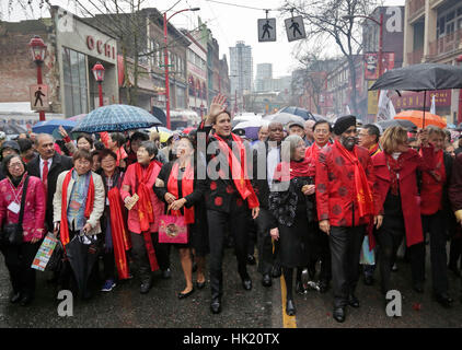 Vancouver, Canada. 29 gen, 2017. Canada il Primo Ministro Justin Trudeau partecipa al nuovo anno lunare cinese parade a Vancouver in Canada. Più di 70 parade truppe con 3.000 partecipanti ha sfilato lungo le strade di Chinatown per celebrare l Anno del Gallo. Credito: Liang Sen/Xinhua/Alamy Live News Foto Stock