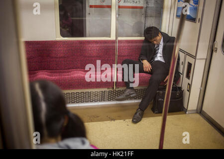 Karoshi, alla metropolitana, stazione Awajicho, linea Marunouchi, Tokyo, Giappone Foto Stock