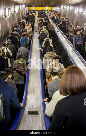 Rush Hour, la sovrappopolazione, la stazione JR di Shinjuku, Shinjuku, Tokyo Foto Stock