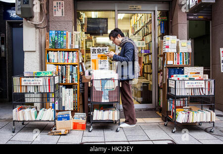 Bookshop, in Kanda street libri usati, Tokyo, Giappone Foto Stock