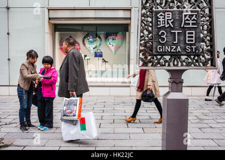 Scena di strada, Harumi St, Ginza, Tokyo, Giappone. Foto Stock