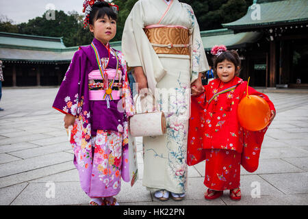 Quimono, ragazze e Donna,Shichi-go-san rituale, nel santuario di Meiji Jingu, Tokyo, Giappone Foto Stock