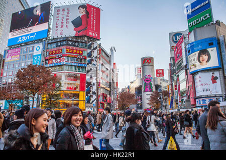 Rush Hour, Shibuya Kousaten Scramble crossing in Hachiko square, Tokyo, Giappone Foto Stock