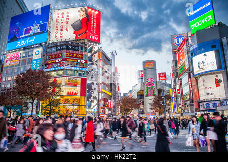 Rush Hour, Shibuya Kousaten Scramble crossing, Hachiko square, Tokyo, Giappone Foto Stock