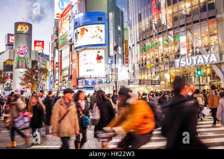 Rush Hour, Shibuya Kousaten Scramble crossing, Hachiko square, Tokyo, Giappone Foto Stock