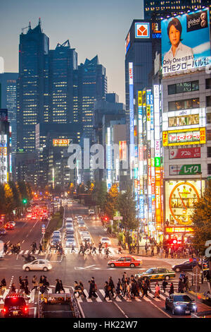 Townscape, vista aerea, panorama, townscape, Koshukaido Avenue,in background Park Tower, Shinjuku, Tokyo Foto Stock