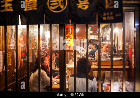 Ristorante in Omoide Yokocho, Tokyo, Giappone Foto Stock