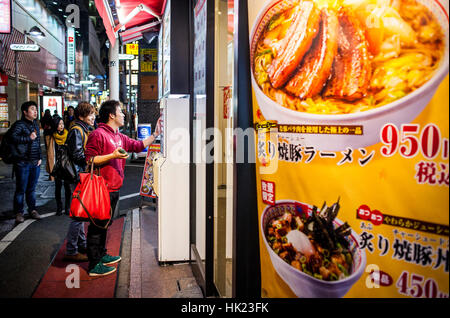 Facciata del ristorante. La scelta di pasto dal distributore automatico in un ristorante, la strada principale di Shibuya, Shibuya, Tokyo, Giappone Foto Stock