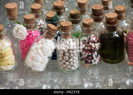 Set di svuotare le piccole bottiglie trasparenti riempita con perle Foto Stock
