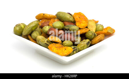 Snack sani di edamame fagioli, peperoncino fave e pellerossa arachidi su uno sfondo bianco. Foto Stock