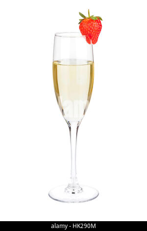 Flute da Champagne di vetro con una fragola. Isolato su sfondo bianco Foto Stock