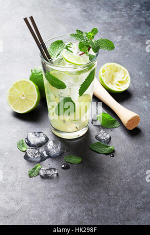 Cocktail Mojito su pietra scura tabella Foto Stock