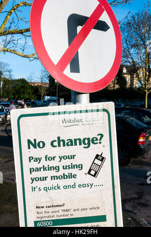 Segno di informare gli automobilisti del metodo di pagare spese di parcheggio nel WILTSHIRE REGNO UNITO Foto Stock