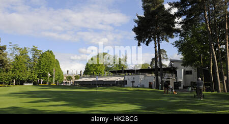 Xviii verde sul corso Longcross con il Clubhouse, Foxhills Club and Resort, Ottershaw Surrey, Inghilterra Foto Stock