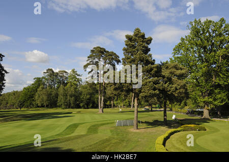 Xviii verde a Bernard corso di suoneria dal Clubhouse, Foxhills Club and Resort, Ottershaw Surrey, Inghilterra Foto Stock