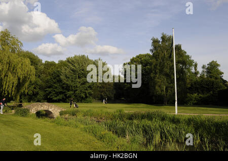 Vista sul Fiume Misbourne al XVIII verde con il ponte di pietra, Gerrards Cross Golf Club, Gerrards Cross, Bucks, Inghilterra Foto Stock