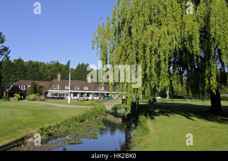 Vista sul Fiume Misbourne accanto al XVIII verde con ponte di pietra per la clubhouse, Gerrards Cross Golf Club, Gerrards Cross, Foto Stock