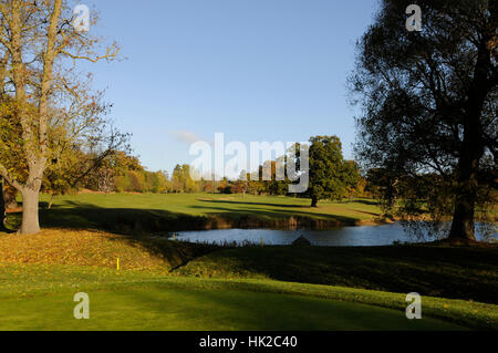 Vista dal raccordo a T del xv foro sopra il lago per il fairway in autunno, Hanbury Manor, Ware Hertfordshire, Inghilterra Foto Stock