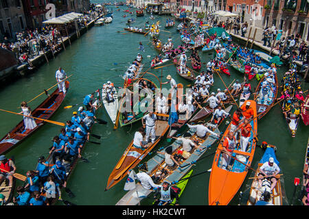 Venezia - 25 Maggio: Barche e vogatori assiste presso la quarantaduesima edizione della Vogalonga Maggio 25, 2016 a Venezia. Foto Stock