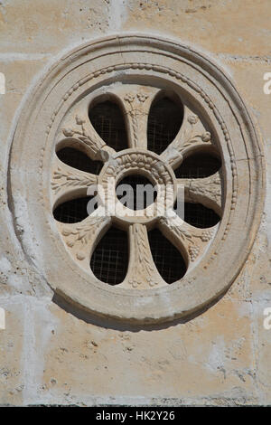 Round decorative window close-up nella chiesa antica Foto Stock