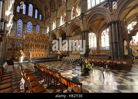 Il presbiterio a Ely Cathedral, con l'altare che era stato costruito per ospitare il santuario di San Etheldreda Foto Stock