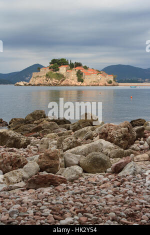 Vista dalla riva del mare dell'isola di Sveti Stefan. Montenegro Riviera di Budva Foto Stock