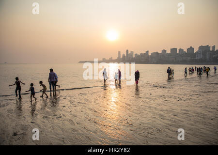 Tramonto sulla spiaggia Chowpaty in Mumbai (Bombay), la città più iconica spiaggia. Foto Stock