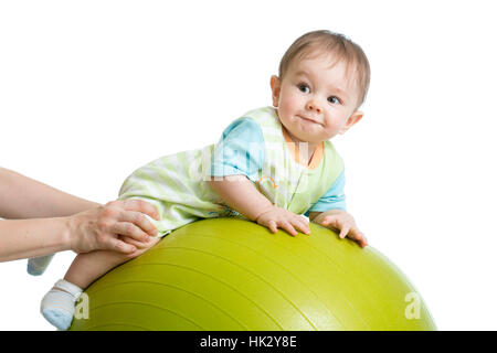 Close-up verticale di sorridere baby sulla sfera di fitness. Esercizio e massaggio, baby concezione della salute Foto Stock