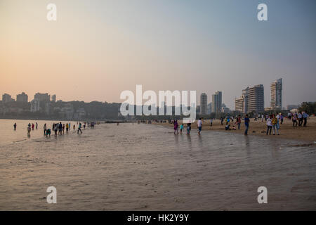 Tramonto sulla spiaggia Chowpaty in Mumbai (Bombay), la città più iconica spiaggia. Foto Stock