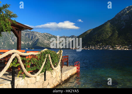 Cafe sul lungomare che si affaccia sulla città di Perast. Baia di Kotor Montenegro Foto Stock