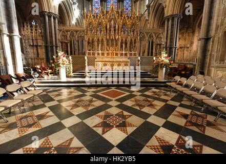 Il presbiterio a Ely Cathedral, con l'altare che era stato costruito per ospitare il santuario di San Etheldreda Foto Stock