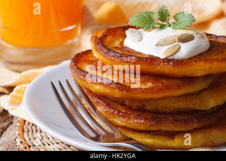 Deliziose Frittelle di zucca con panna acida e il succo di macro. orizzontale Foto Stock