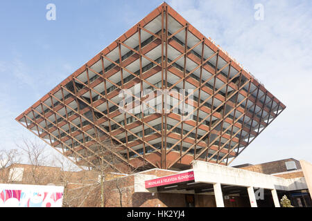 L'edificio della radio slovacca ha la forma di una piramide rovesciata. Foto Stock