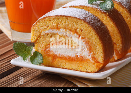 Gustosi dessert di rotolo di carota con crema closeup sul tavolo Foto Stock