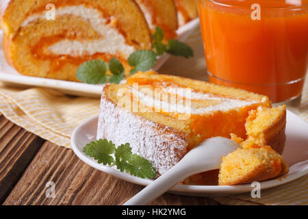 Una fetta di carota deliziosi panini su di una piastra e di succo di primo piano orizzontale. Foto Stock