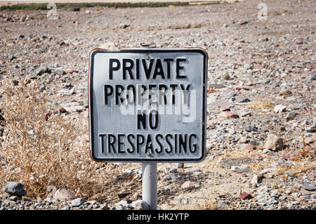 Vecchia proprietà privata senza sconfinamenti di segno nel deserto Foto Stock