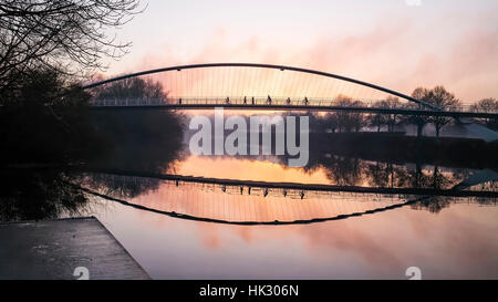 I ciclisti e i pedoni che attraversano il fiume Ouse in inverno, città di York, England, Regno Unito Foto Stock