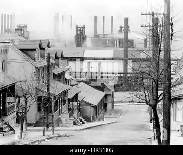 WALKER EVANS (1903-1975) fotografo americano il cui lavoro per FSA incluso questa foto di Betlemme, Pennsylvania, nel novembre 1935, mostra i lavoratori case accanto alle opere in acciaio Foto Stock