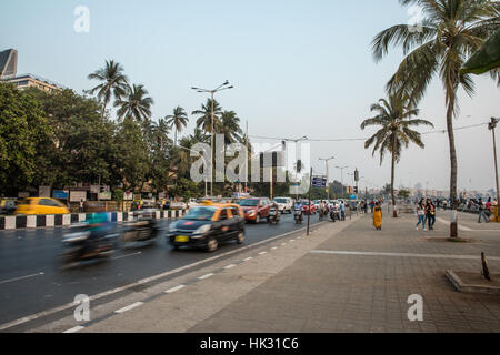 Autovetture e autobus velocità down Marine Drive in Mumbai (ex Bombay), India. Foto Stock