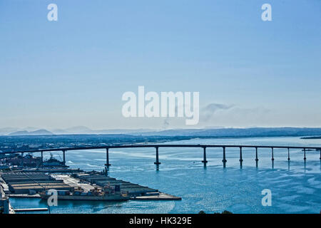 San Diego Coronado bridge. Questo pluripremiato bridge divenne presto un punto di riferimento area dopo la sua apertura il 3 agosto 1969. La curva di distintivi e s Foto Stock