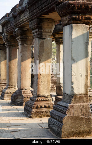 Colonne, Bapuon, Tempio di Angkor Thom, il Parco Archeologico di Angkor, Siem Reap, Cambogia Foto Stock