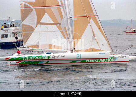 AJAXNETPHOTO. 5Giugno, 1988. PLYMOUTH in Inghilterra. - 1988 CARLSBERG STAR a mano singola gara transatlantica - OSTAR 1988 Inizio - FLEURY MICHON; SKIPPER, PHILIPPE POUPON (FRA). Trimarano era 1ST IN CLASSE E 1ST globale. Foto : AJAX NEWS FOTO REF:2880506 24 Foto Stock