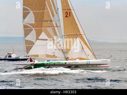 AJAXNETPHOTO. 5Giugno, 1988. PLYMOUTH in Inghilterra. - 1988 CARLSBERG STAR a mano singola gara transatlantica - OSTAR 1988 Inizio - FLEURY MICHON; SKIPPER, PHILIPPE POUPON (FRA). Trimarano era 1ST IN CLASSE E 1ST globale. Foto : AJAX NEWS FOTO REF:2880506 29 Foto Stock