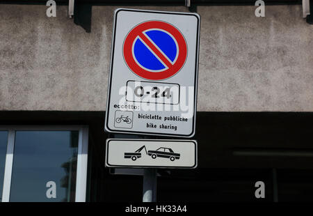 L'Italia, la città di Milano, parcheggio vietato, è consentita solo per biciclette Foto Stock