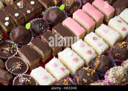 Vari dolci fatti in casa di caramelle formando uno sfondo Foto Stock