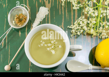 Lâ Elderflower tè in una tazza bianca e fiori di sambuco Foto Stock