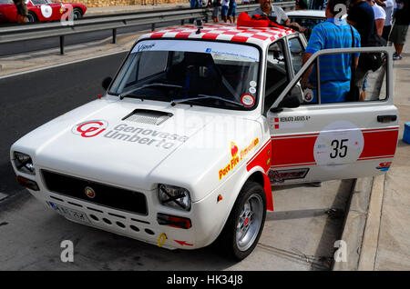 Ottobre 6th, 2016 Mellieha Bay, Triq Il-Marfa, Malta - Fiat 127 presso il Malta Classic 2016 prima della gara. Foto Stock